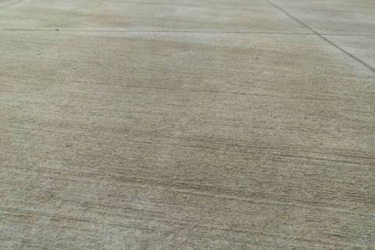 Hormigón rayado en acceso