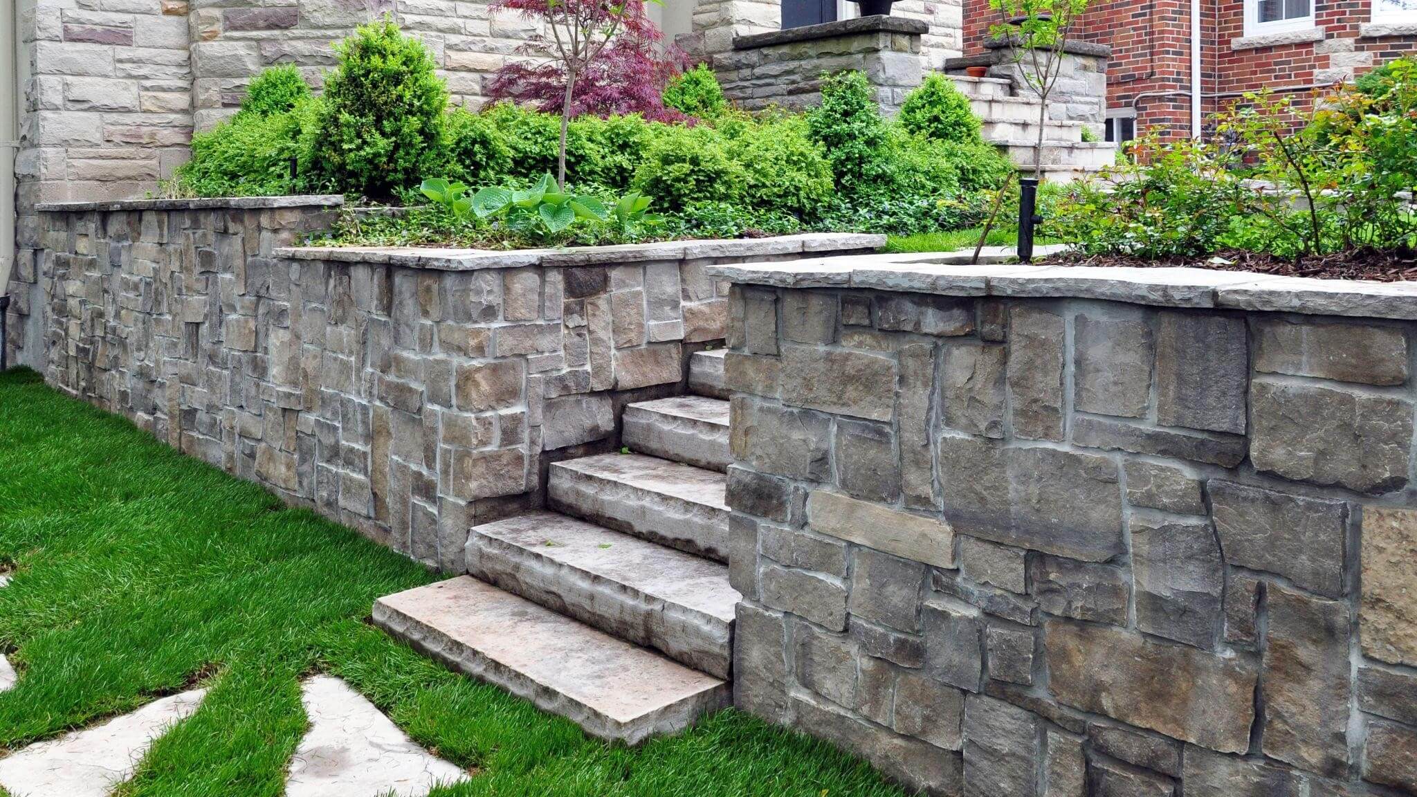 Muro de contención de piedra en jardín
