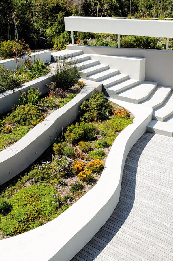 Muro de contención escalonado con jardineras