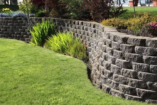 Muro de contención en jardín